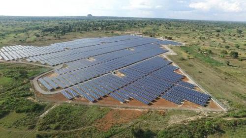 乌干达太阳能发电园设置连接到电网